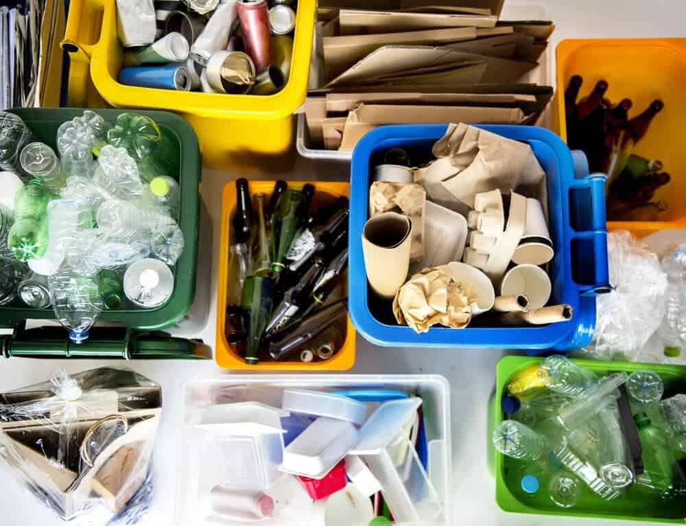 Primăriile din întreaga ţară vor fi obligate prin lege să colecteze separat deşeurile din hârtie, metal, plastic, sticlă şi textile