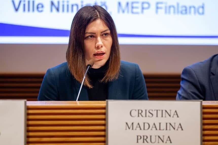 Vicepreşedintele Camerei Deputaţilor din partea USR, Cristina Prună este de părere că șeful statului urmărește refacerea alianței PNL cu PSD, din 2012.