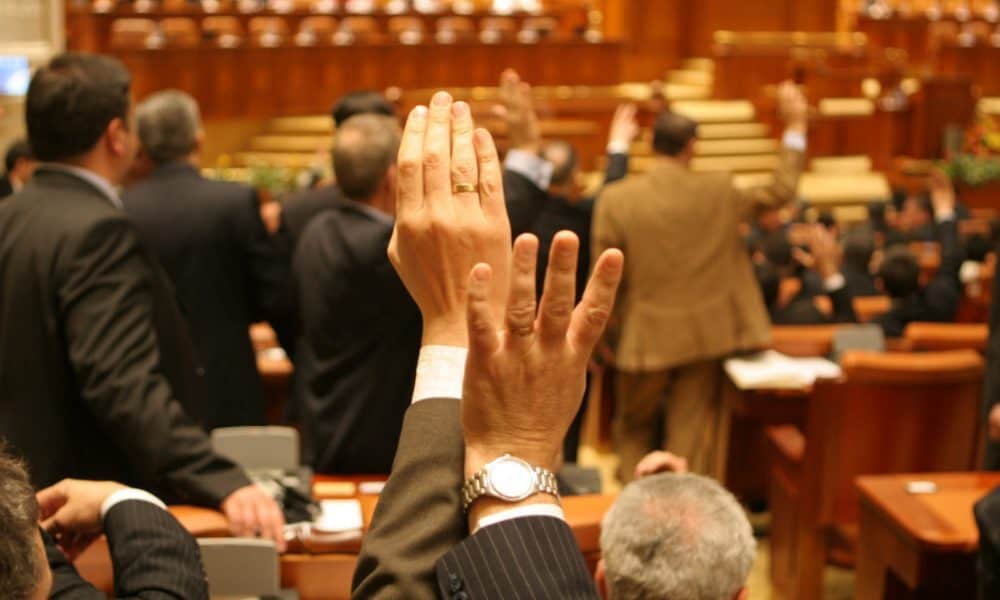 Cameră: Comisia pentru administraţie – raport preliminar de respingere a proiectului USR privind alegerea primarilor în 2 tururi
