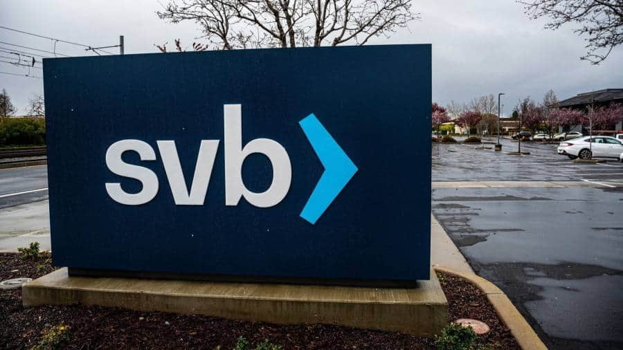 Acțiunile Silicon Valley Bank au fost oprite după ce a pus în pauză vânzarea de acțiuni