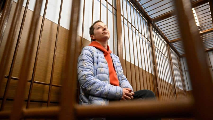 Rusia arestează doi lucrători de teatru sub acuzația de „justificare a terorismului”.