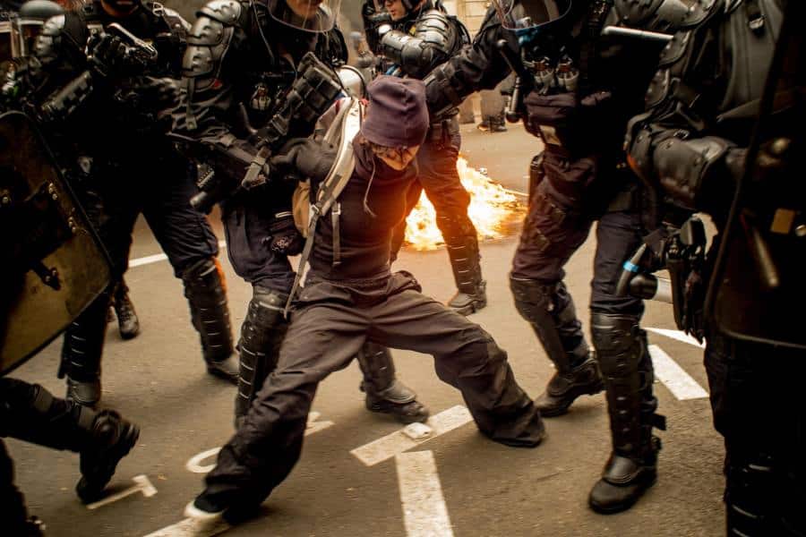 Poliția franceză folosește tactici dure la protestele antiguvernamentale