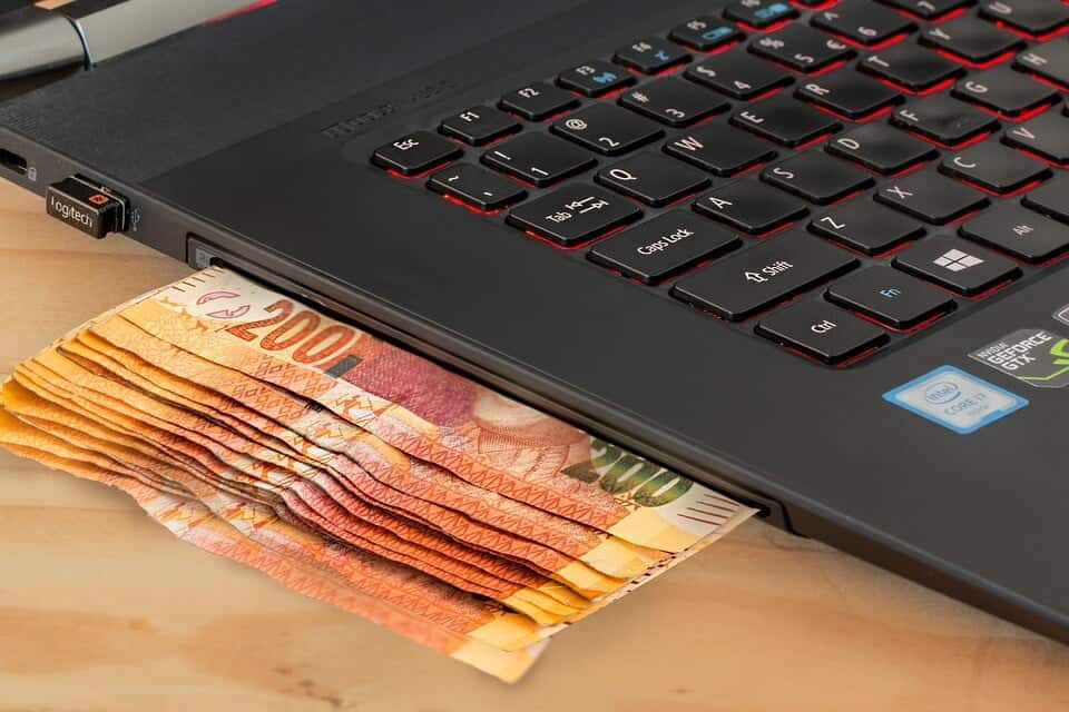 Timpul petrecut pe laptop înseamnă bani