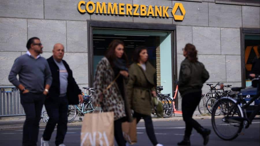 O femeie bancher câștigă o plată de 300.000 de lire sterline de la Commerzbank