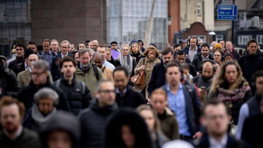 Salariile din Marea Britanie cresc mai repede decât se aștepta