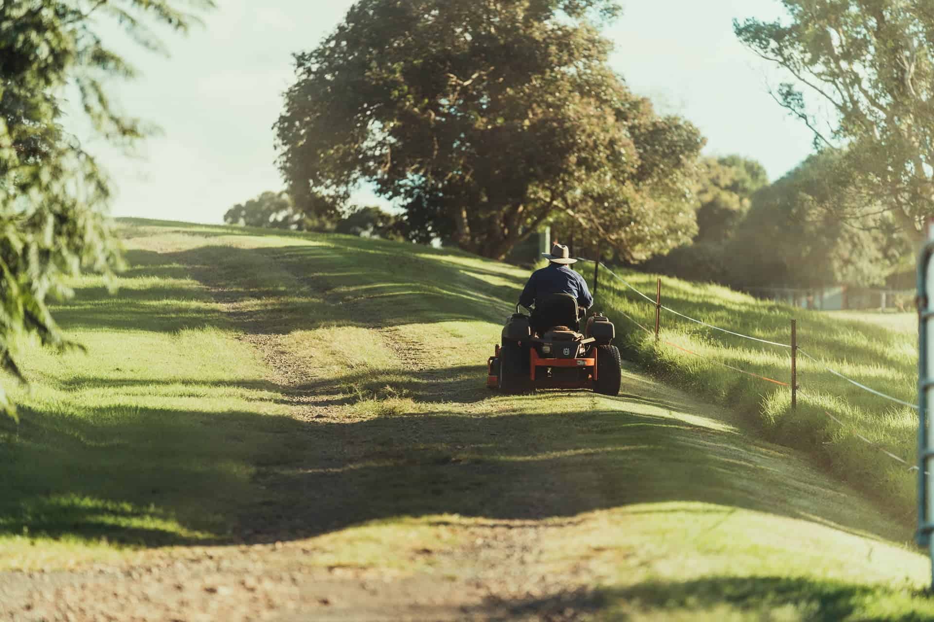 Ce trebuie să știți înainte de a folosi un tractoraș de tuns iarba pentru prima dată