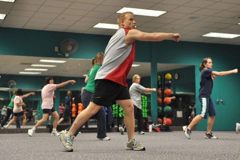 Sport in pauza de masa: 4 beneficii pentru productivitate