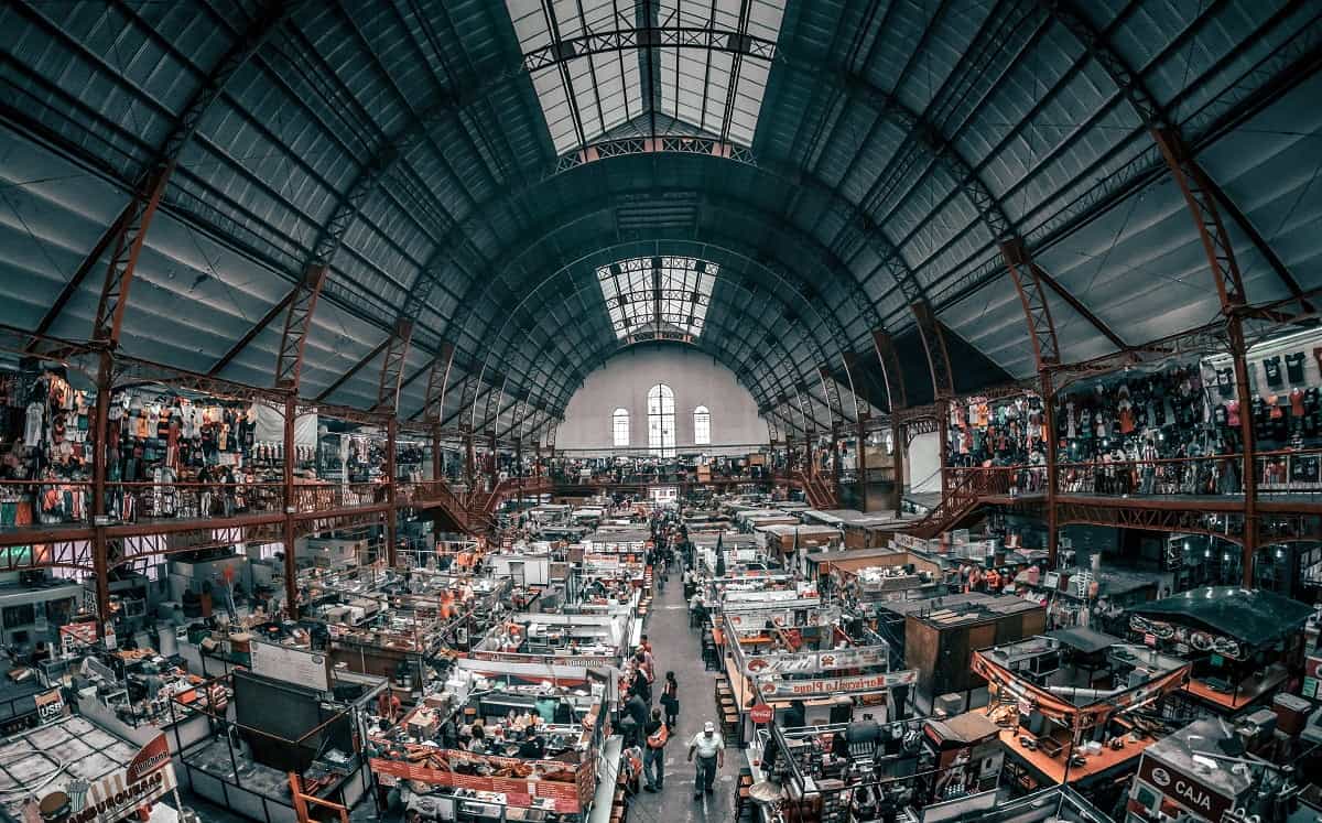 Cum poți reduce consumul de energie electrică într-o hală industrială