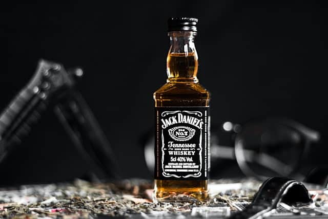 Pozitia pe piata bauturilor tari a brandului Jack Daniel’s: pret si brand awareness