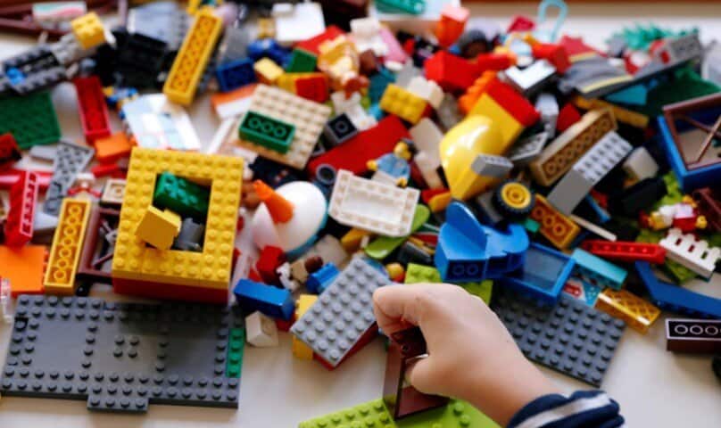 Pandemia și blocajele aduc o creștere de două cifre pentru Lego, pe măsură ce familiile fac activități în casă
