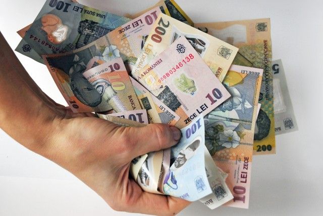 Angajările și creșterile salariale în instituțiile statului, înghețate