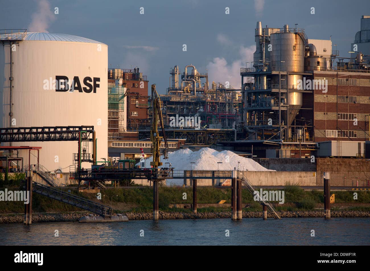 În restrângerea exporturilor energetice ruseşti, toate sectoarele ar putea fi afectate de această măsură, de la scutece la medicamente