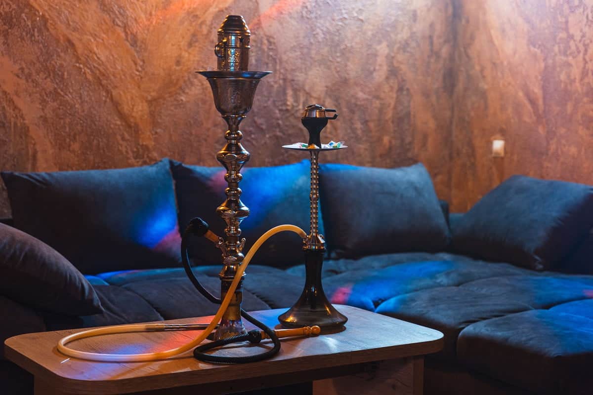 Vrei să te relaxezi împreună cu prietenii? Află de ce să folosiți o narghilea!