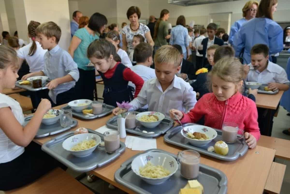 În România, programul „Masă caldă în şcoli” a fost aprobat vineri, de Guvern