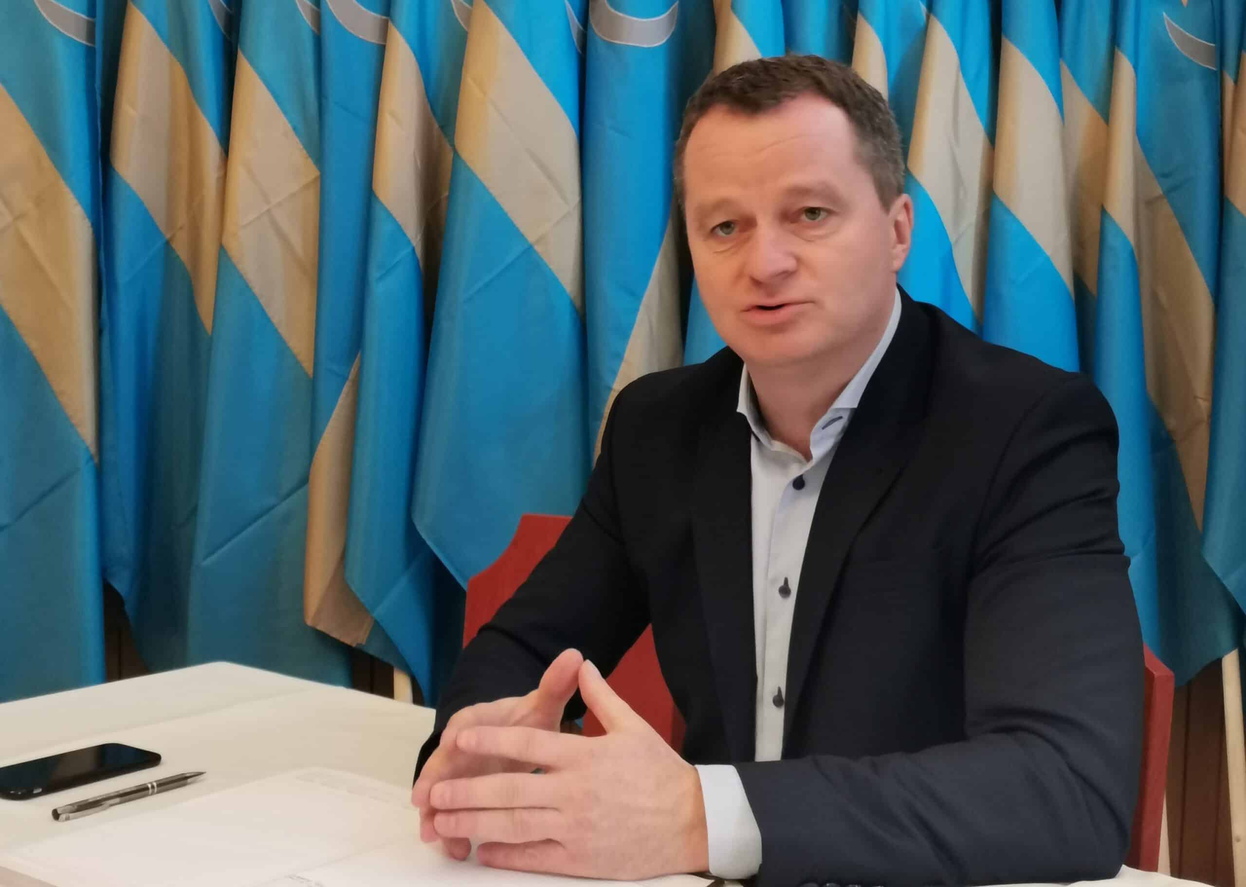 Președintele Alianței Maghiare din Transilvania, Mezei Janos, a anunțat că își dă demisia din funcția pe care o are