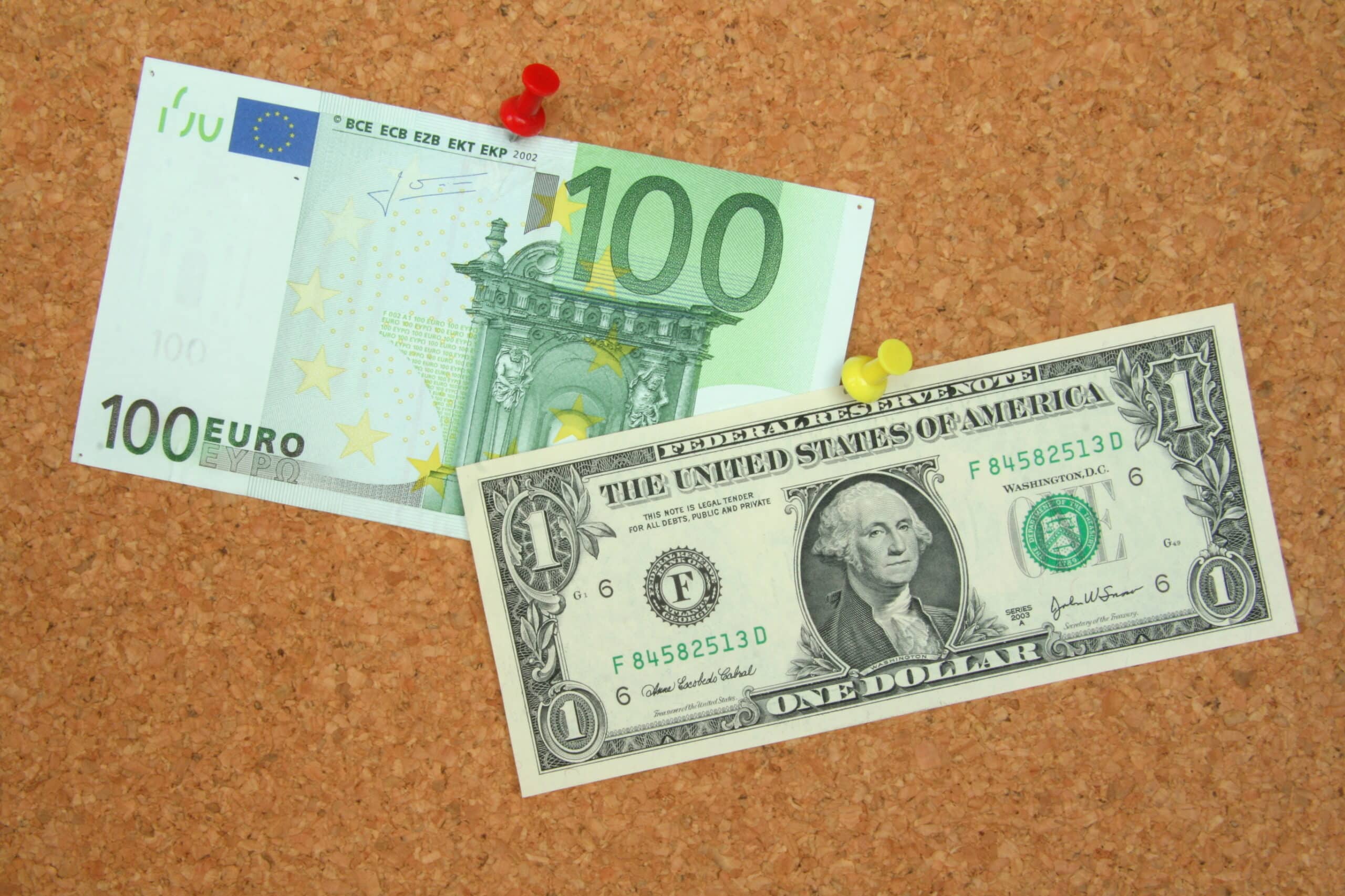 Se estimează că dolarul american își va menține dominația, iar euro rămâne principala alternativă