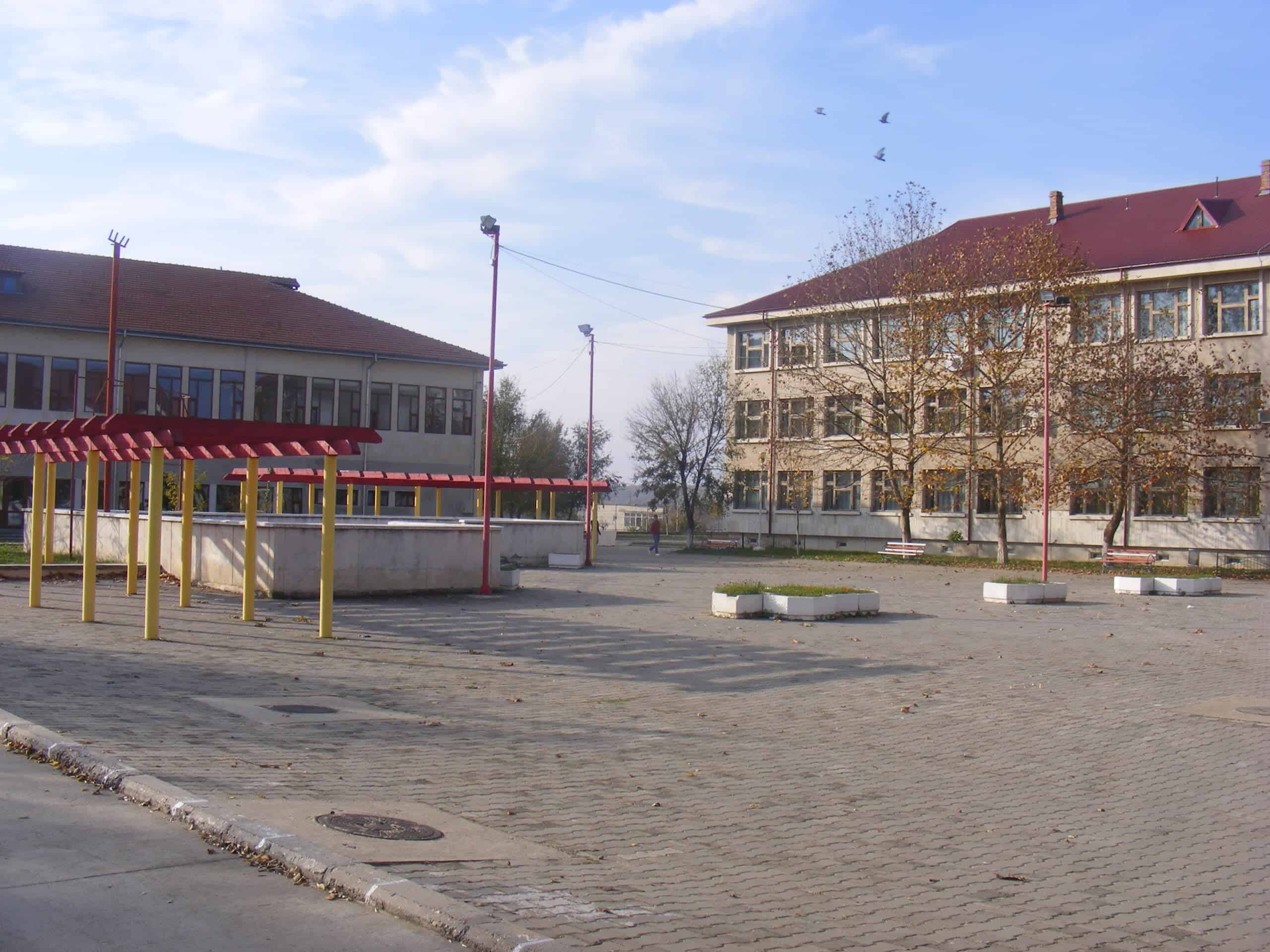 Un liceu din Cernavodă este obligat de instanță să plătească daune unor elevi pentru că a aplicat greșit o sancțiune