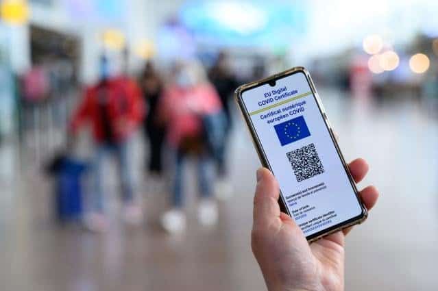 Certificatul verde va fi eliberat de acum pentru un simplu test rapid antigen