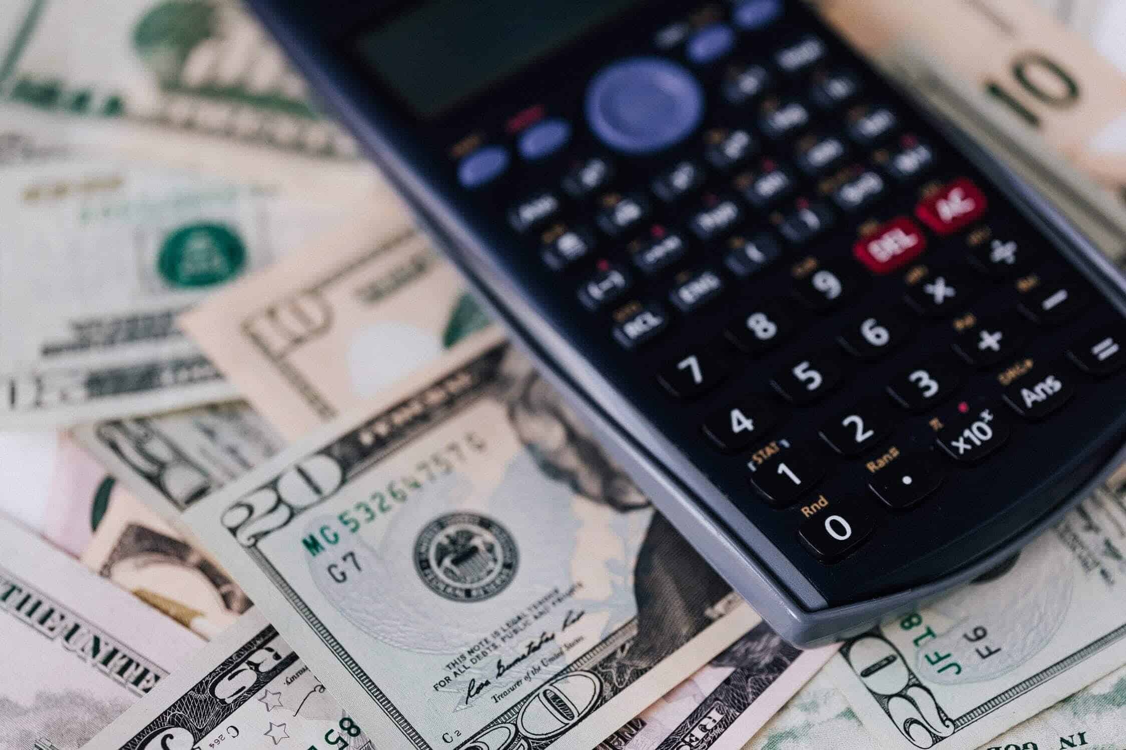 Învață să-ți gestionezi propriul buget lunar. Iată câteva tips & tricks