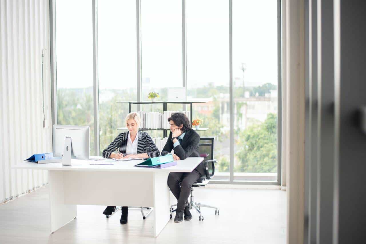 Ținuta office cu pantaloni – 3 idei de asortare