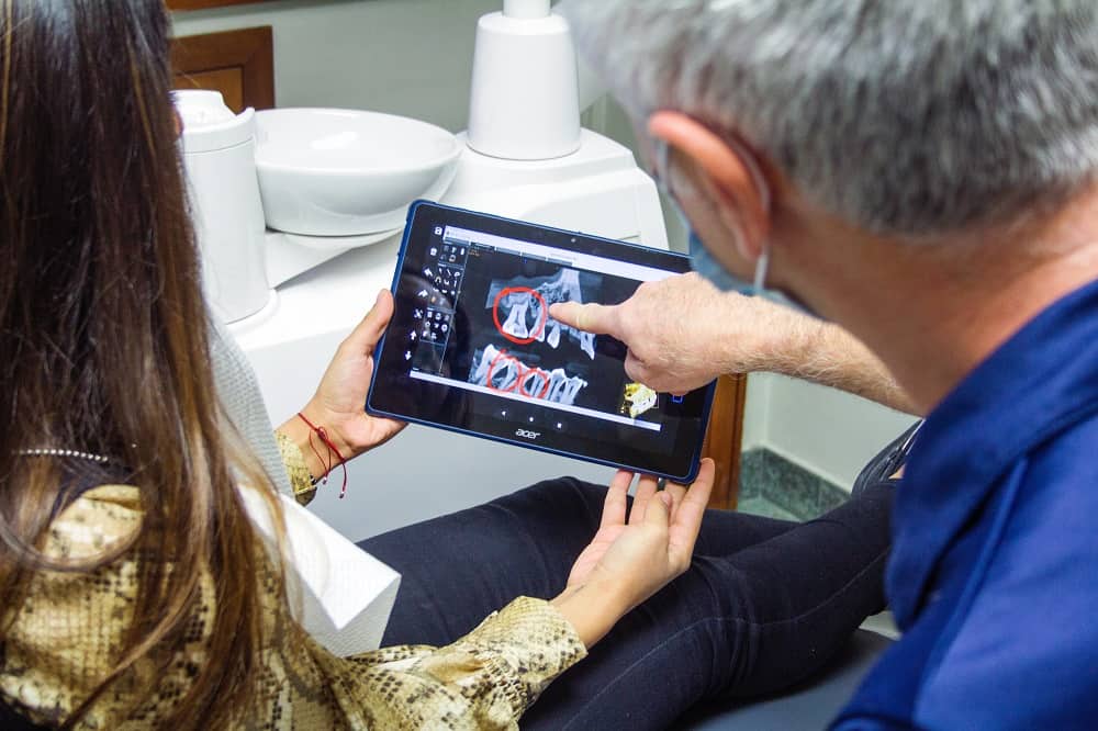 Comportamente care te duc mai aproape de implantul dentar