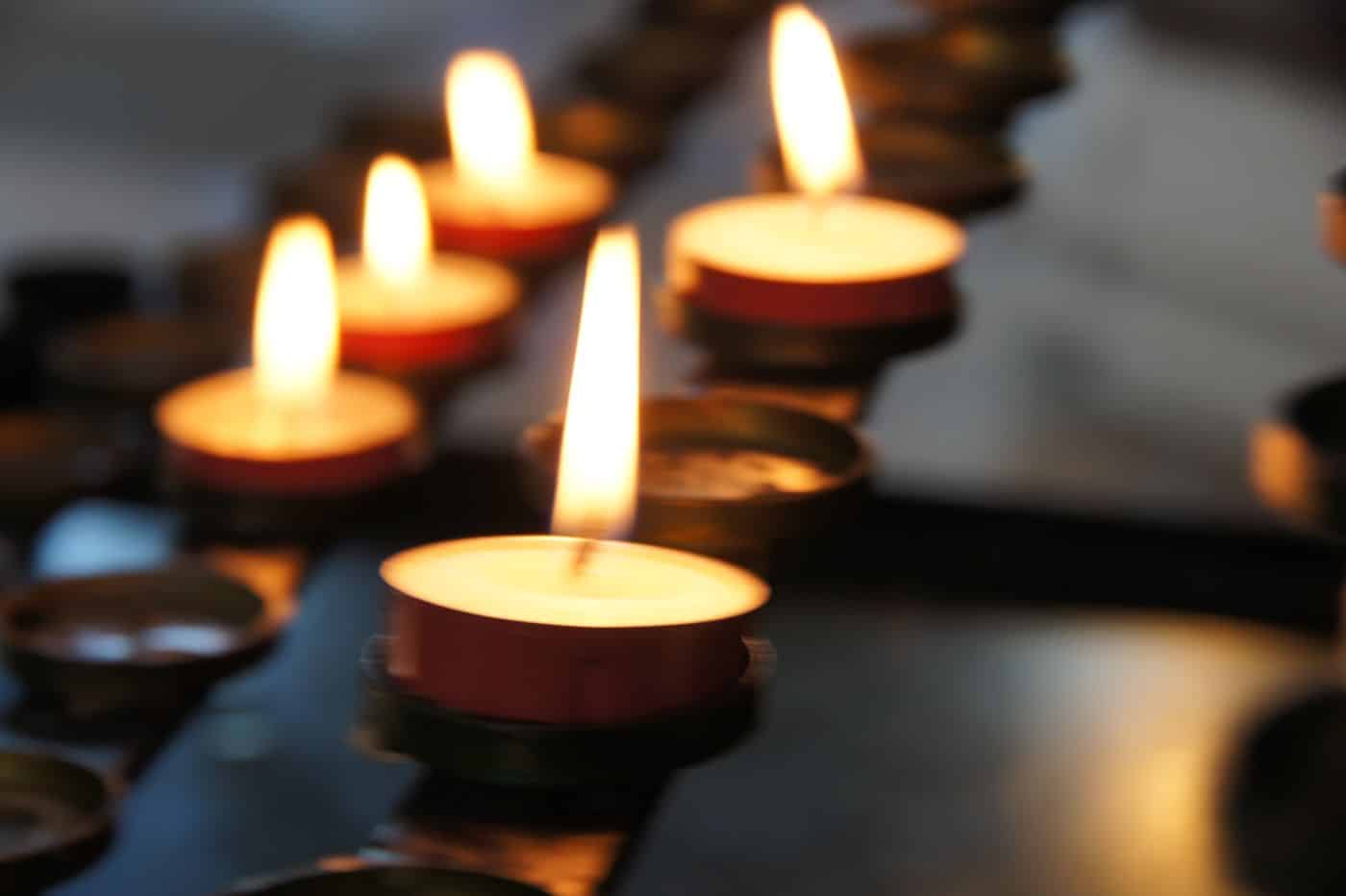 Cum tratează o firmă profesionistă de servicii funerare din Iași invitații la ceremonia funestă?