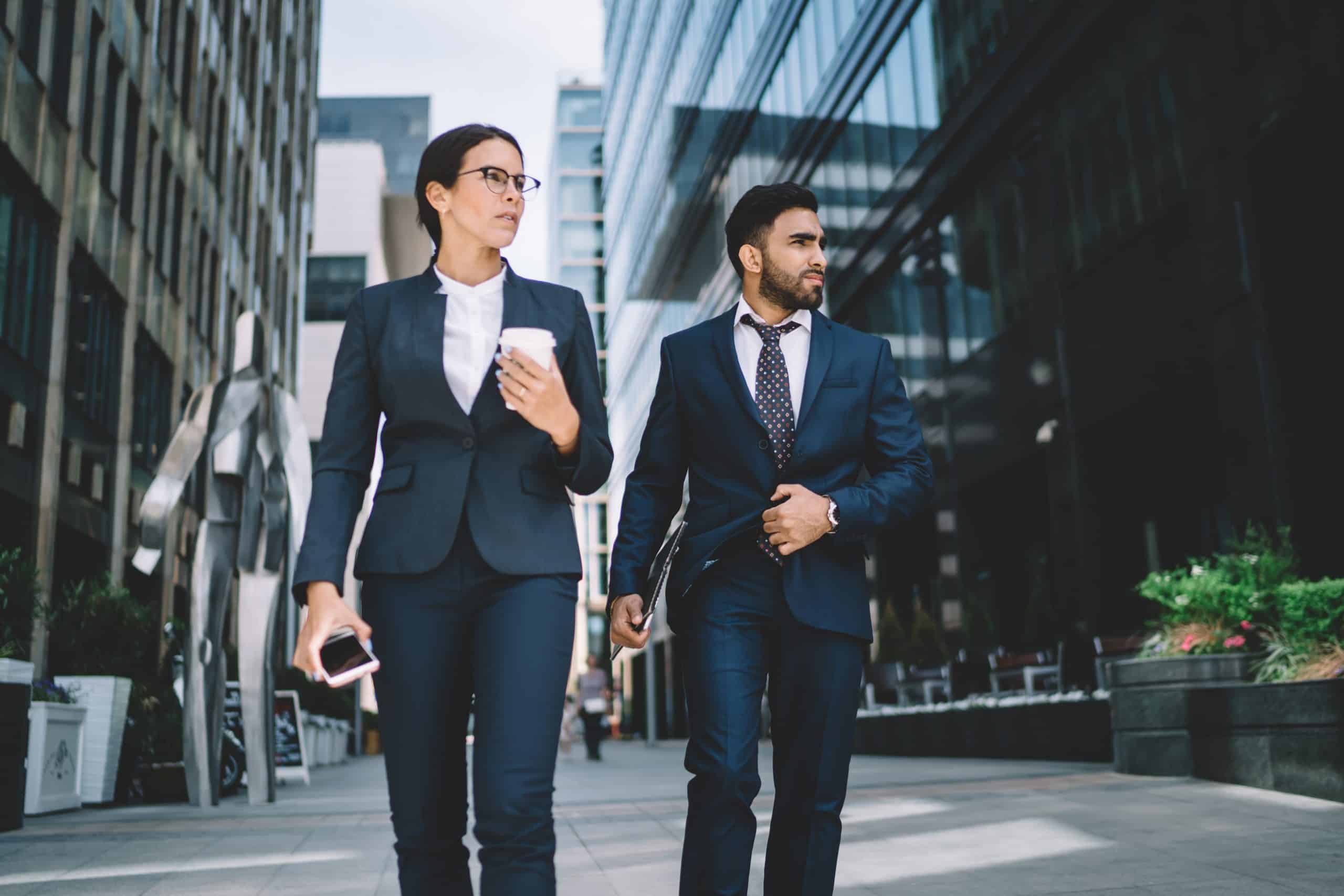 5 reguli pentru a crea ținute office potrivite