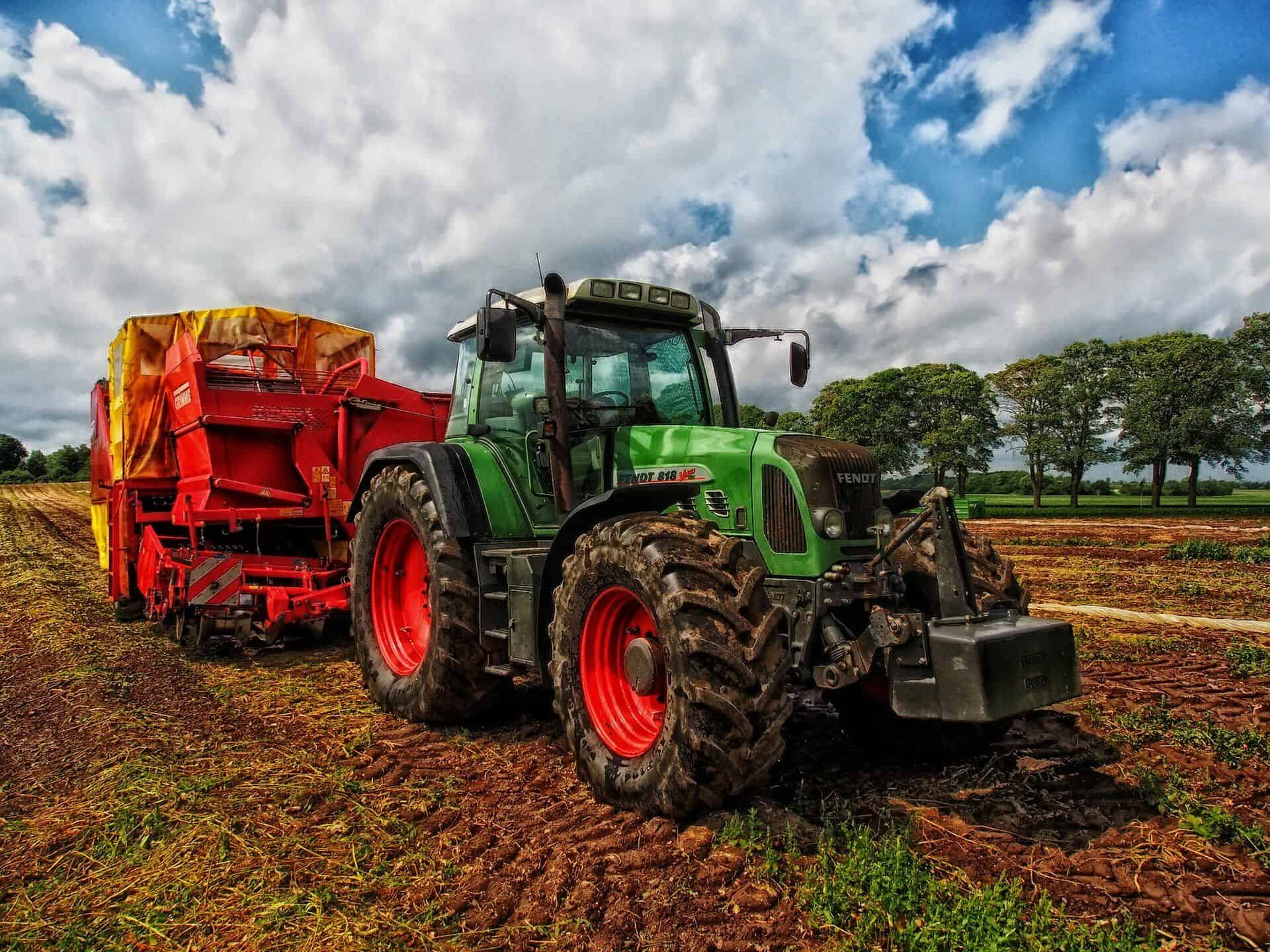 În România este criză de tractorişti. Jobul pentru care nu ai nevoie de facultate