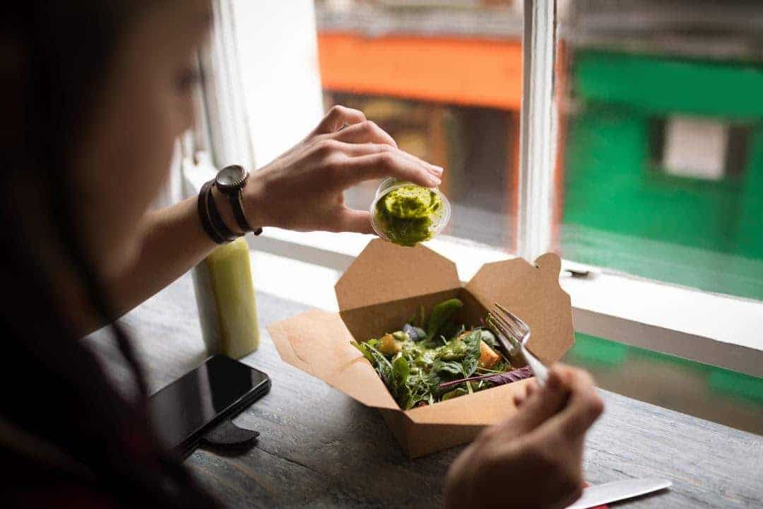 6 motive pentru care este bine să foloseşti în meniul restaurantului tău fast-food salatele şi modul în care le poţi ambala corespunzător pentru mediul înconjurător