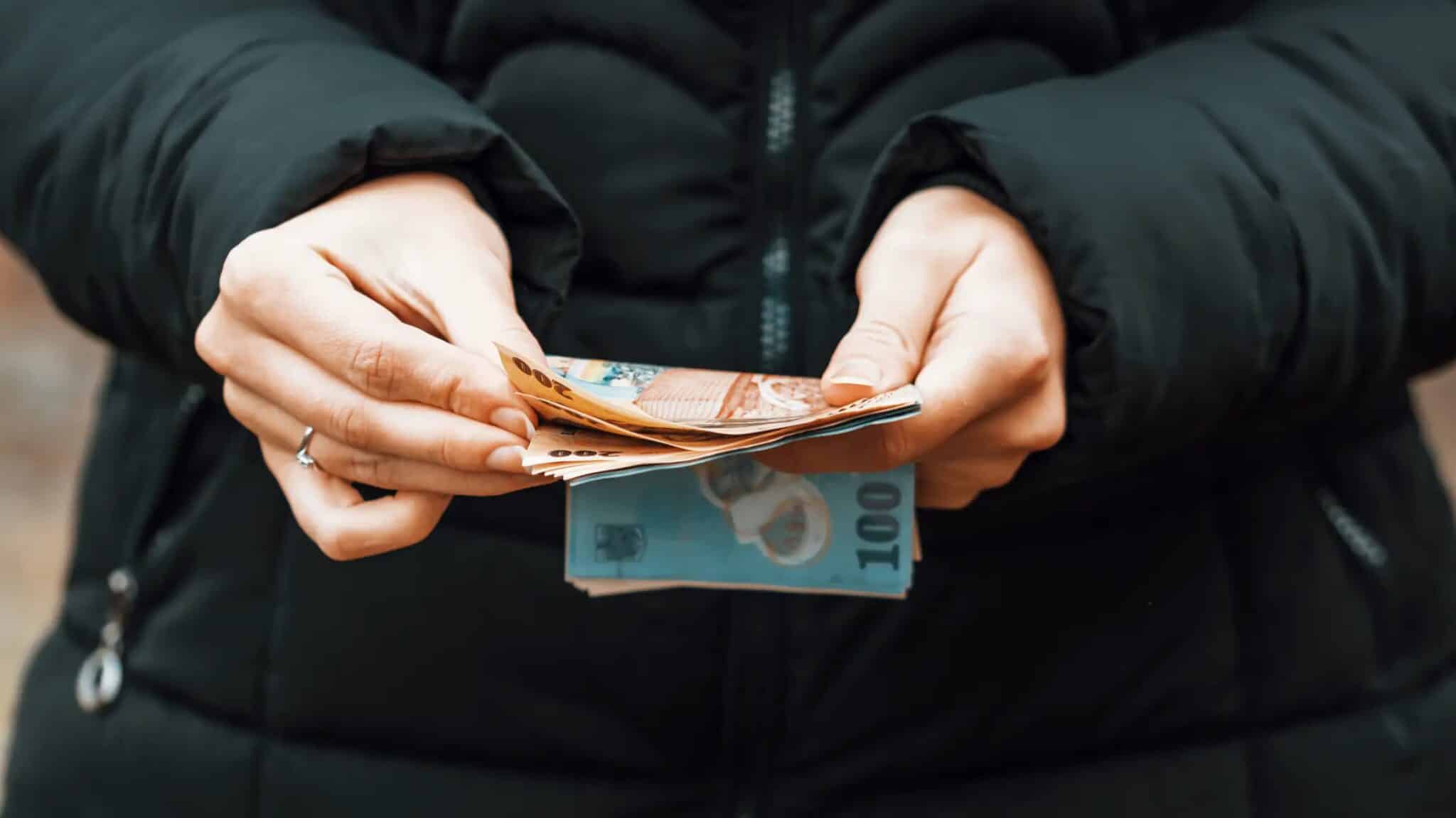 Care sunt situaţiile în care românii nu mai pot plăti cu bani cash?