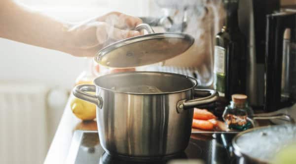 Explicaţia ştiinţifică din spatele fenomenului când o mâncare dă în foc