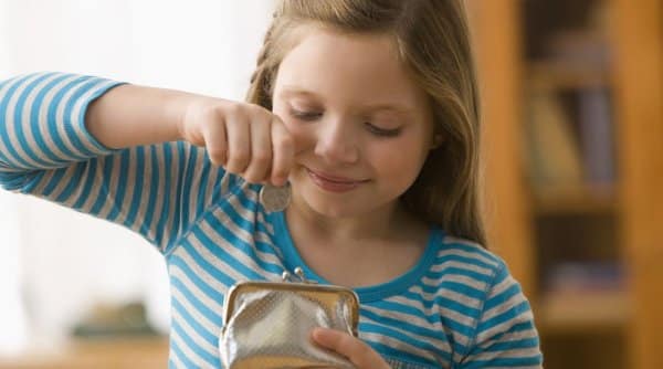 În România, elevii români vor primi câte 500 de lei în următorii patru ani
