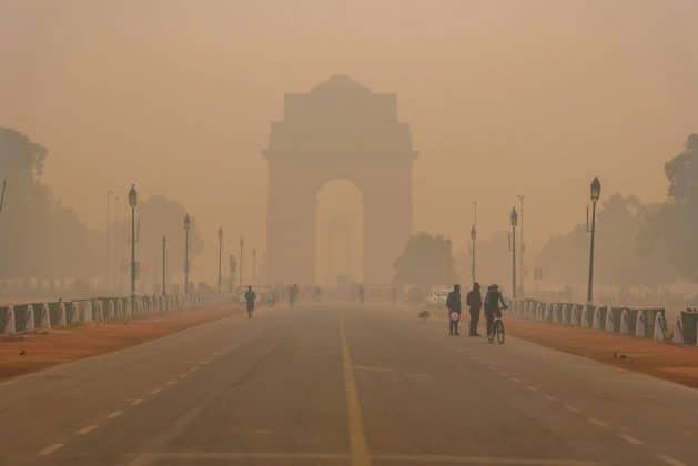 New Delhi, cel mai poluat oraș din lume, e învăluit de câteva zile într-un strat dens de ceață toxică
