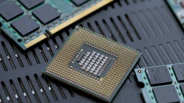 Industria semiconductorilor se redresează, după un an cu vânzări scăzute de PC-uri şi console de jocuri video