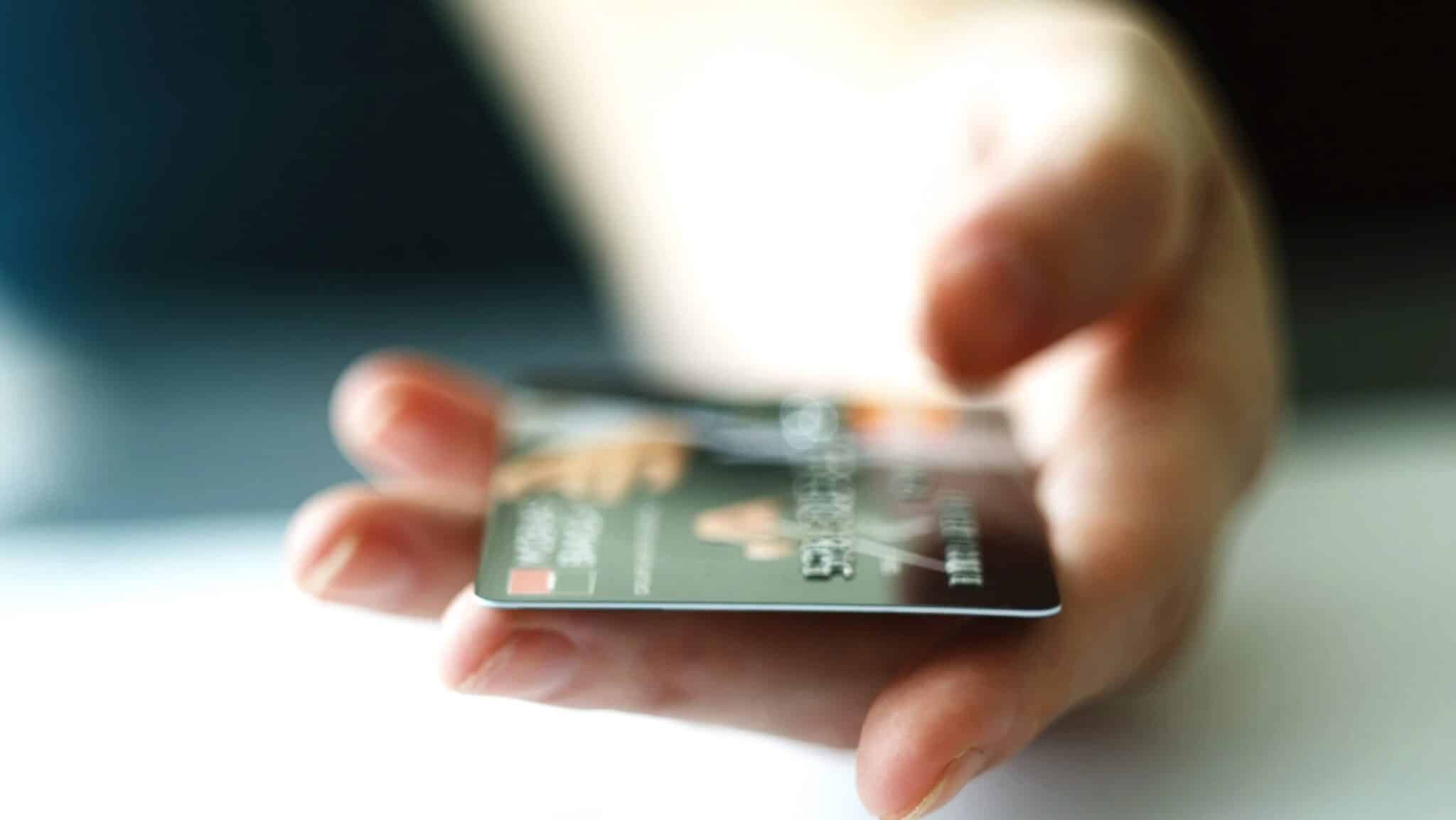 Irina Chițu: Retragerea banilor de la bancomat cu cardul de credit, poate implica costuri semnificative