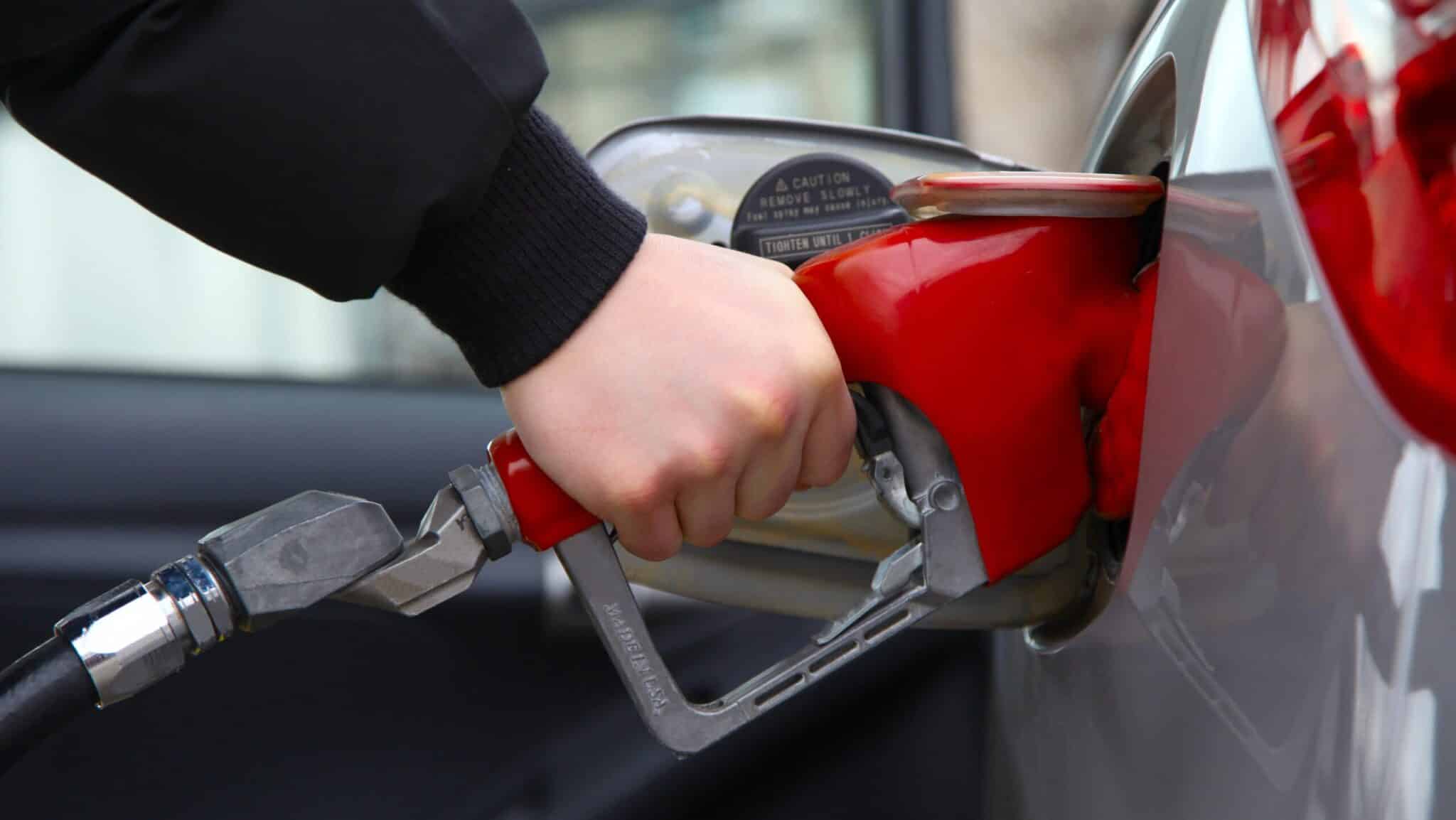 Trump susține că benzina a ajuns la 1,99 dolari. Iată care e situația reală în SUA