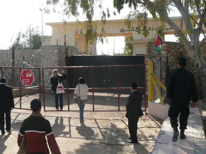 Doar palestinienii care plătesc mii de dolari părăsesc Gaza