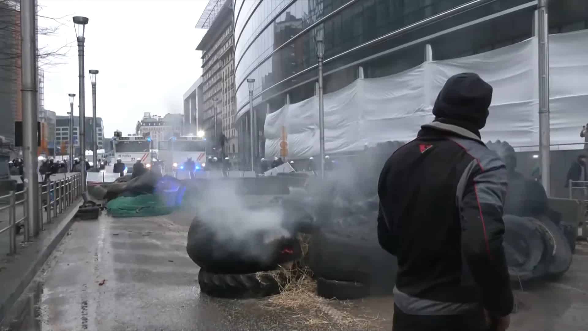 Miniștrii Agriculturii din statele UE au cerut Comisiei Europene să majoreze subvențiile, în timp ce la Bruxelles au loc proteste furioase ale fermierilor (Video)