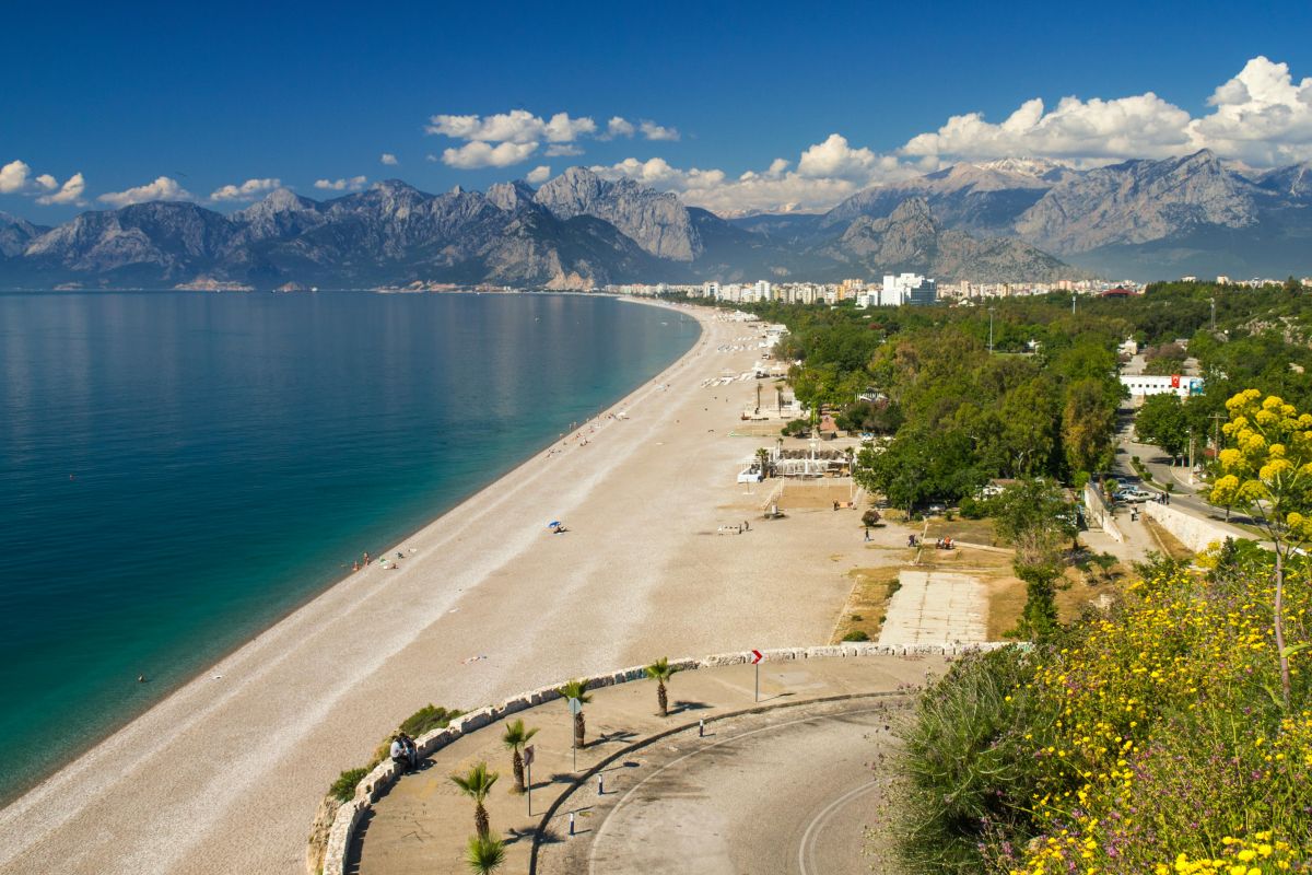Vara se apropie cu pași repezi! Cu cât timp înainte este recomandat să planifici o vacanță în Antalya?