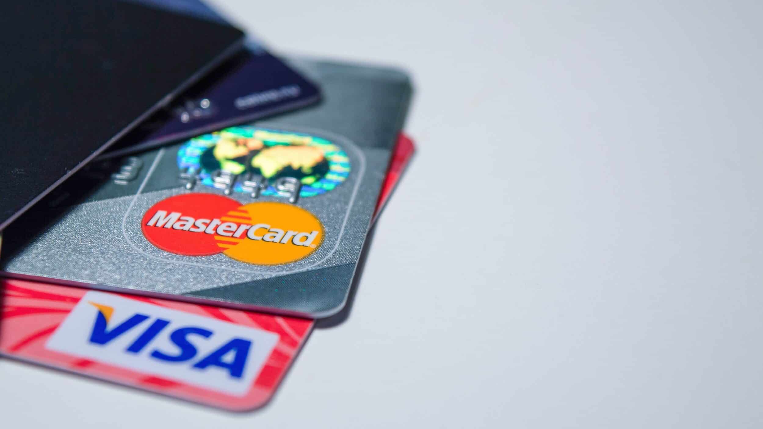 Acordul dintre Visa şi Mastercard va soluţiona limitarea comisioanelor la carduri
