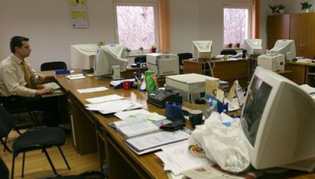 Angajații de la stat vor salarii mai mari, de 1.500-2.000 euro, însă 72% dintre ei sunt în urma cu abilitățile digitale și alte cunoștințe