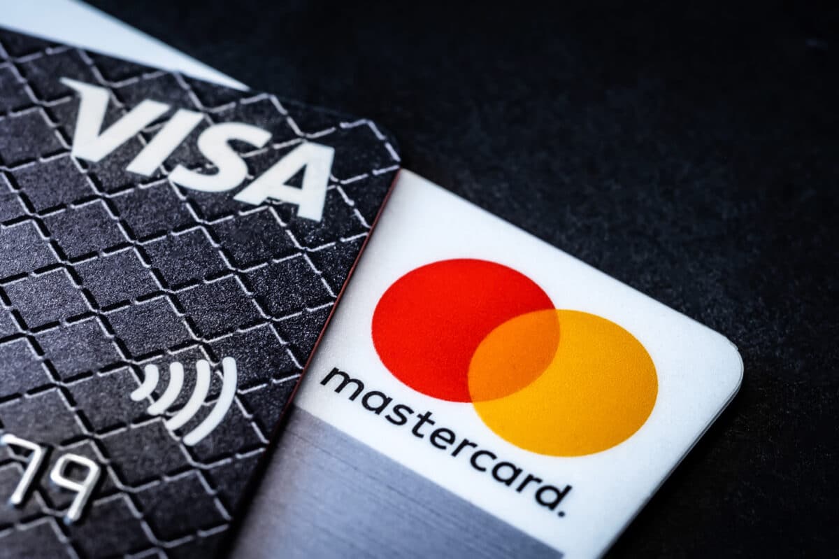 Visa și Mastercard, pregătite să reducă taxele de tranzacționare în urma unui acord major cu comercianții