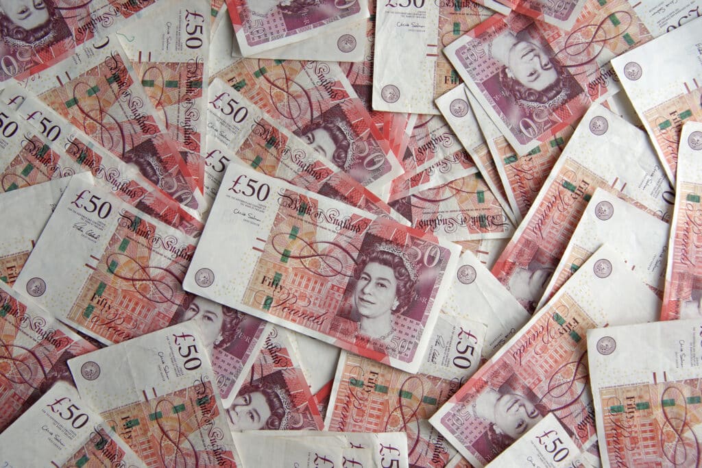 Noilor bancnote în valoare de 5, 10, 20 și 50 de lire sterline, pe care apare chipul Regelui Charles