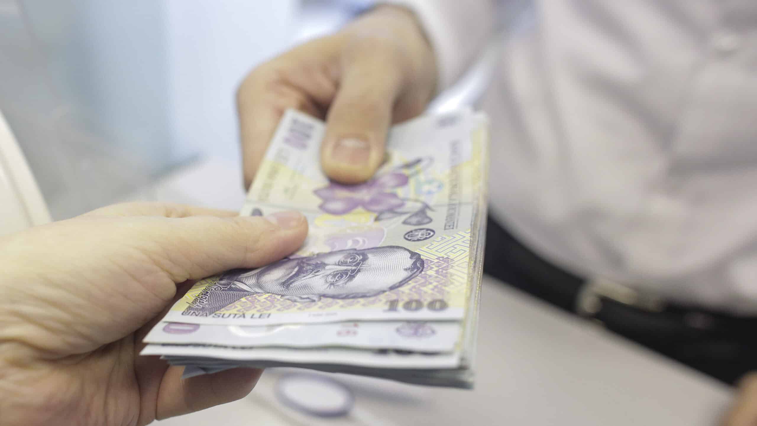 Ce este un salariu compensatoriu şi cine sunt cei care pot primi sume compensatorii?