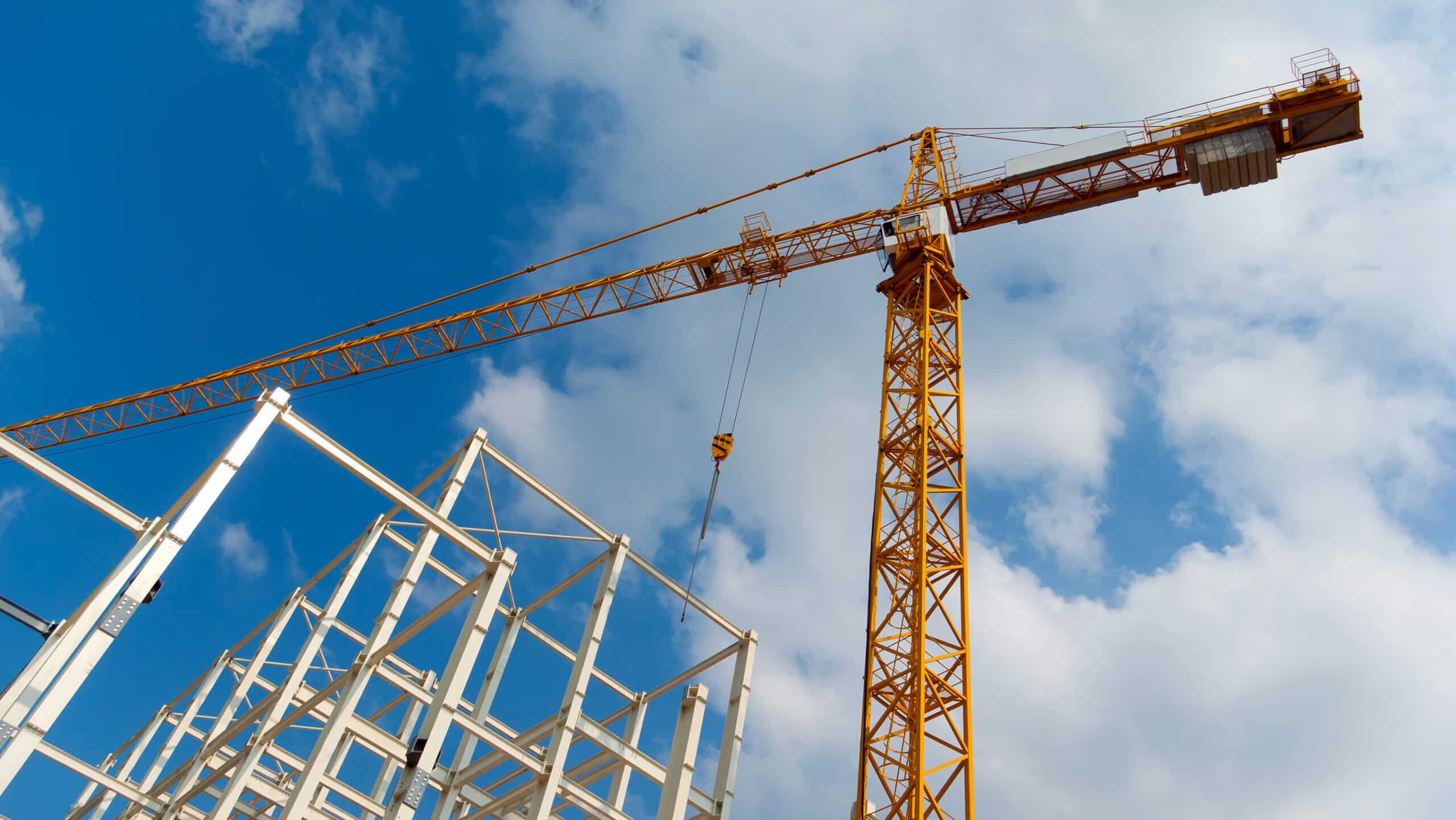 Cu cât a scăzut volumul lucrărilor de construcții, în România?