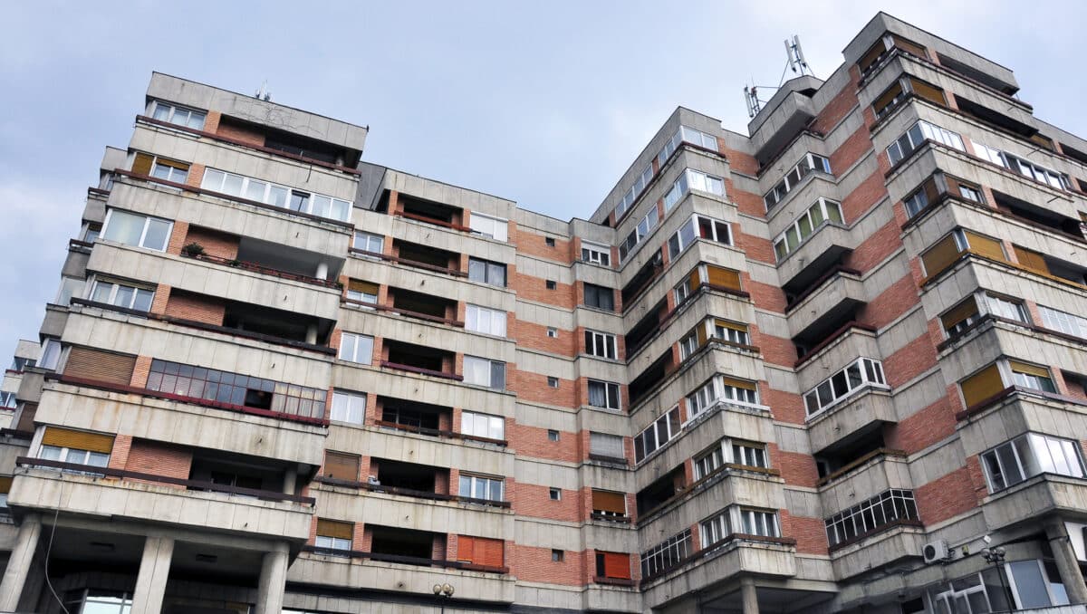 Proprietarii români de apartamente și mașini, dacă depăşasc suma de 300.000 de lei, sunt obligaţi să plătească taxe