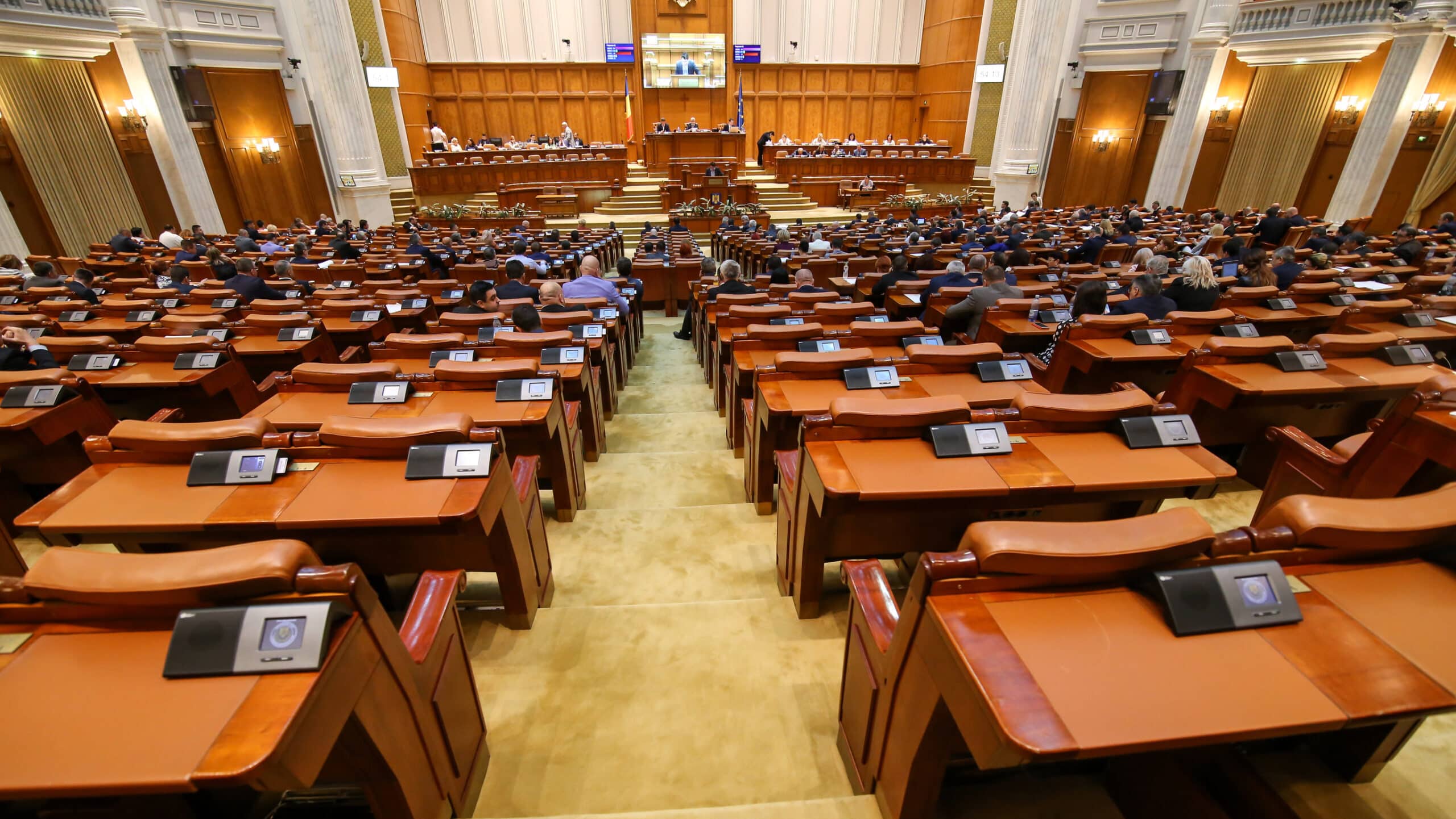 Sindicaliştii funcţionarilor publici au primit o majorare a salariilor cu 10%, în două tranșe, însă nu sunt de acord