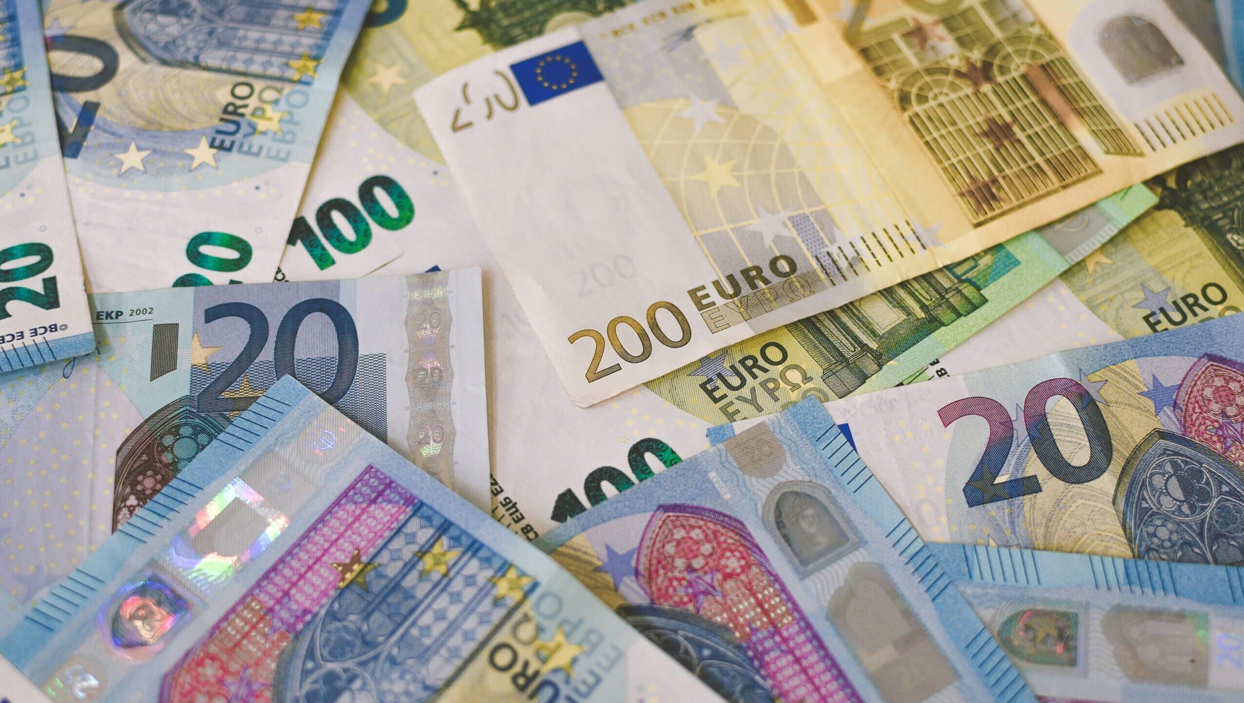 Depozitele bancare sunt garantate prin lege în limita a 100.000 de euro sau echivalentul în lei