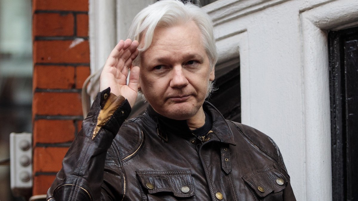 julian assange este liber si a parasit deja marea britanie anunta wikileaks 909093