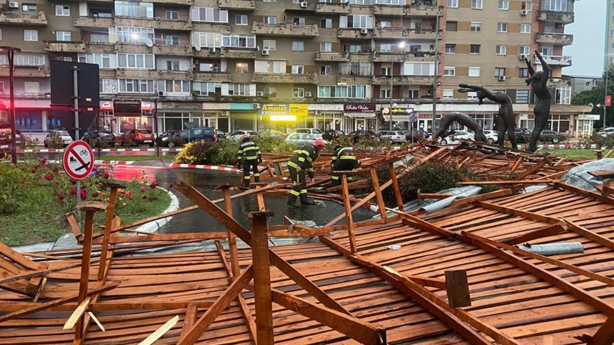 Acoperișuri luate de vânt, gospodării inundate, copaci rupți și trenuri blocate, sunt pagubele provocate de ploile toranţiale